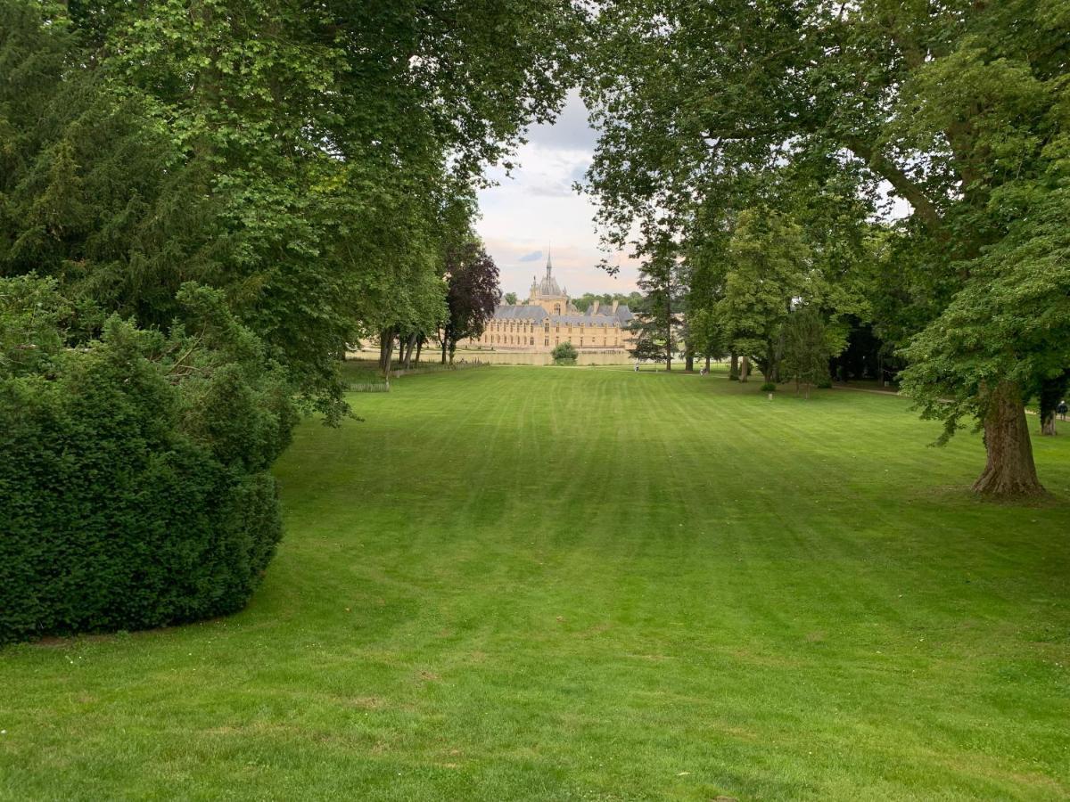 Le Logis Cantilien Lamorlaye-Chantilly Bagian luar foto