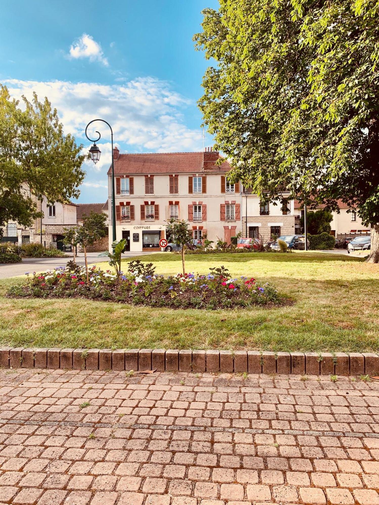 Le Logis Cantilien Lamorlaye-Chantilly Bagian luar foto