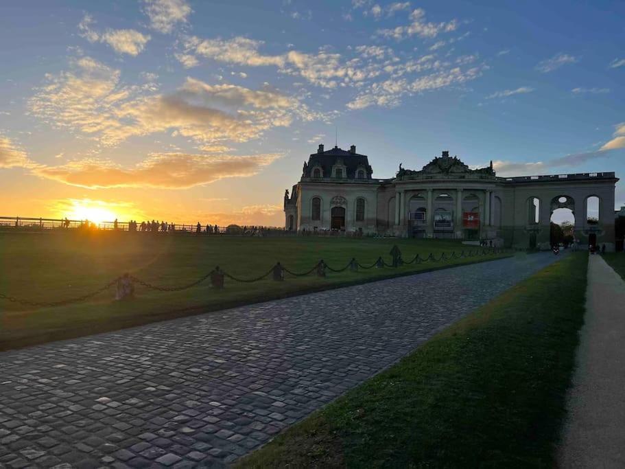 Le Logis Cantilien Lamorlaye-Chantilly Bagian luar foto